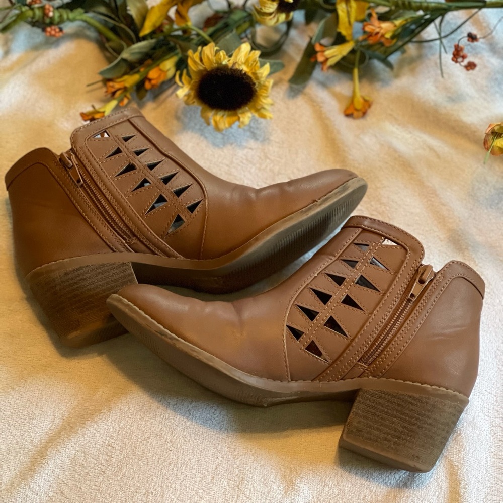 UNR8ED Girl's Boots Size 5 Scribble Tan Color